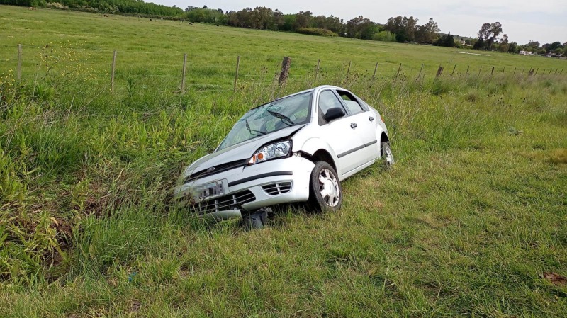 Volcaron un auto en Sierra Chica luego de robarlo en Olavarra